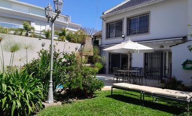 Casa en alquiler en Martinez de Libertador al Rio.