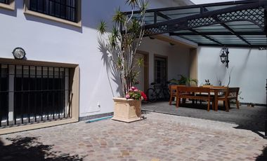 Casa en alquiler en Martinez de Libertador al Rio.