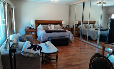 Casa en alquiler en Martinez de Libertador al Rio.