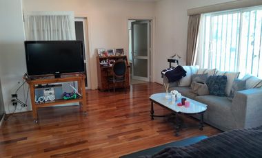 Casa en alquiler en Martinez de Libertador al Rio.