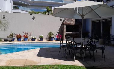 Casa en alquiler en Martinez de Libertador al Rio.