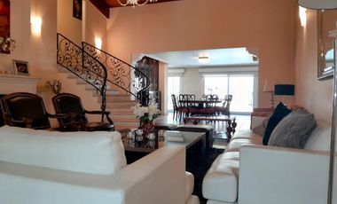 Casa en alquiler en Martinez de Libertador al Rio.