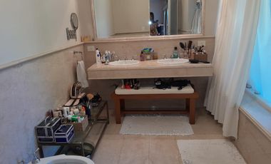 Casa en alquiler en Martinez de Libertador al Rio.