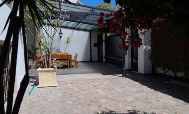 Casa en alquiler en Martinez de Libertador al Rio.