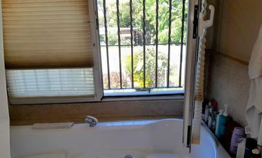 Casa en alquiler en Martinez de Libertador al Rio.