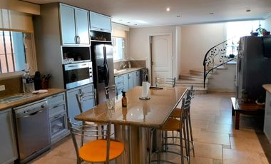 Casa en alquiler en Martinez de Libertador al Rio.