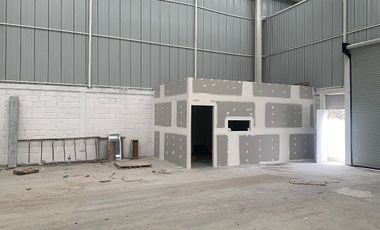 BODEGA COMERCIAL de 1,217m2 más 831 de patio / estacionamiento