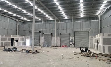 BODEGA COMERCIAL de 1,217m2 más 831 de patio / estacionamiento