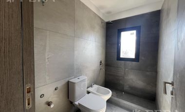 Venta de piso 4 ambientes con balcón aterrazado en Quilmes