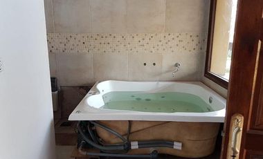 Casa de 5 dormitorios - con pileta - Quincho - Cava para vinos - Funes