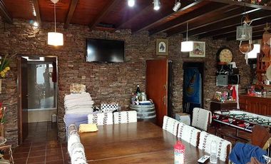 Casa de 5 dormitorios - con pileta - Quincho - Cava para vinos - Funes