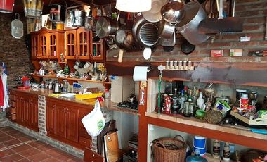 Casa de 5 dormitorios - con pileta - Quincho - Cava para vinos - Funes