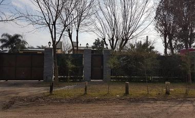 Casa de 5 dormitorios - con pileta - Quincho - Cava para vinos - Funes