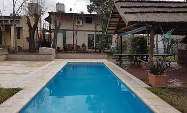 Casa de 5 dormitorios - con pileta - Quincho - Cava para vinos - Funes