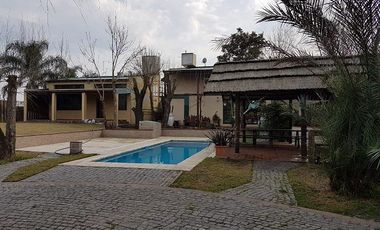 Casa de 5 dormitorios - con pileta - Quincho - Cava para vinos - Funes