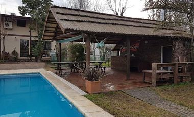 Casa de 5 dormitorios - con pileta - Quincho - Cava para vinos - Funes