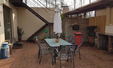 Casa de 5 dormitorios - con pileta - Quincho - Cava para vinos - Funes