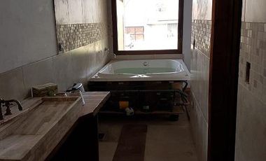 Casa de 5 dormitorios - con pileta - Quincho - Cava para vinos - Funes