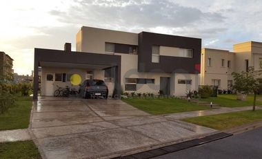 Casa 4 dormitorios y escritorio en dos plantas. Nueva