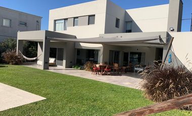 Casa 4 dormitorios y escritorio en dos plantas. Nueva