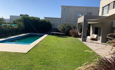 Casa 4 dormitorios y escritorio en dos plantas. Nueva