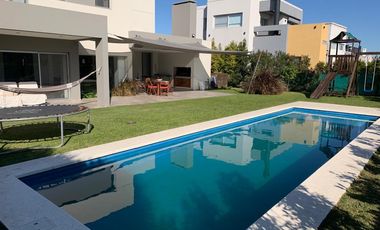 Casa 4 dormitorios y escritorio en dos plantas. Nueva