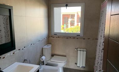 Casa 4 dormitorios y escritorio en dos plantas. Nueva