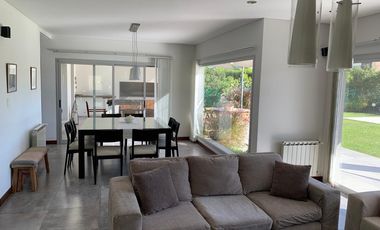 Casa 4 dormitorios y escritorio en dos plantas. Nueva