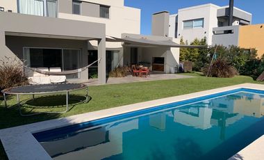 Casa 4 dormitorios y escritorio en dos plantas. Nueva