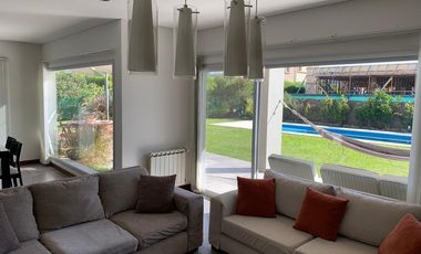 Casa 4 dormitorios y escritorio en dos plantas. Nueva