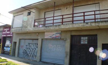 Gran local y 2 departamentos sobre Av. Fortunato de la Plaza