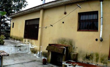 Gran local y 2 departamentos sobre Av. Fortunato de la Plaza