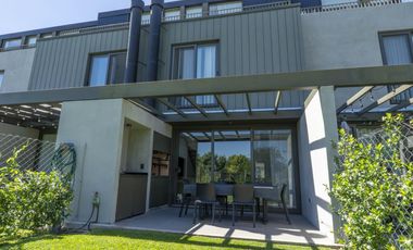 Casa en VENTA 3 Dormitorios, Barrio Cerrado con Jardín y Parrilla