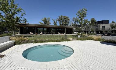 Casa en VENTA 3 Dormitorios, Barrio Cerrado con Jardín y Parrilla