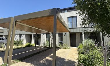 Casa en VENTA 3 Dormitorios, Barrio Cerrado con Jardín y Parrilla