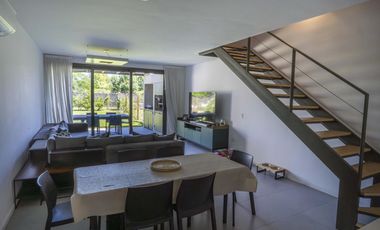 Casa en VENTA 3 Dormitorios, Barrio Cerrado con Jardín y Parrilla