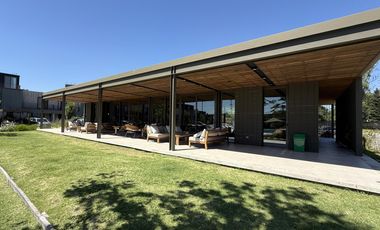 Casa en VENTA 3 Dormitorios, Barrio Cerrado con Jardín y Parrilla