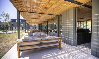 Casa en VENTA 3 Dormitorios, Barrio Cerrado con Jardín y Parrilla