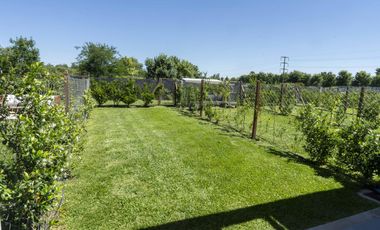 Casa en VENTA 3 Dormitorios, Barrio Cerrado con Jardín y Parrilla