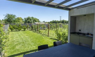 Casa en VENTA 3 Dormitorios, Barrio Cerrado con Jardín y Parrilla