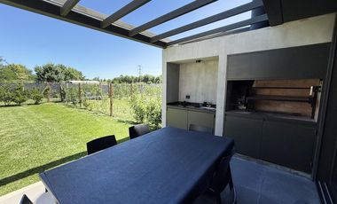 Casa en VENTA 3 Dormitorios, Barrio Cerrado con Jardín y Parrilla