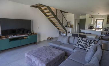 Casa en VENTA 3 Dormitorios, Barrio Cerrado con Jardín y Parrilla