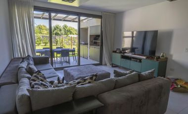 Casa en VENTA 3 Dormitorios, Barrio Cerrado con Jardín y Parrilla