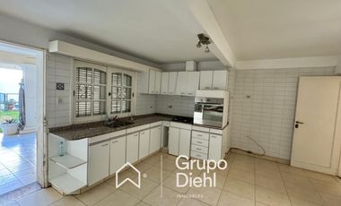 Casa amplia de 5 dormitorios EN VENTA, en Cerro de las Rosas, Zona Norte