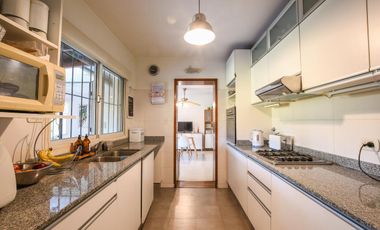 Casa de 4 dormitorios en venta parrillero galería jardín Fisherton