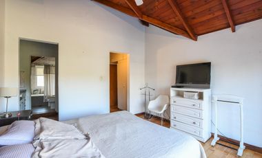 Casa de 4 dormitorios en venta parrillero galería jardín Fisherton