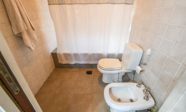 Casa de 4 dormitorios en venta parrillero galería jardín Fisherton