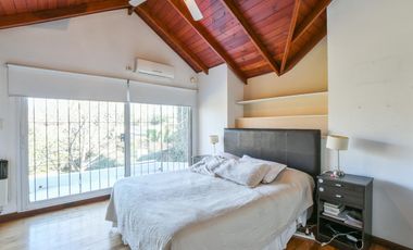 Casa de 4 dormitorios en venta parrillero galería jardín Fisherton