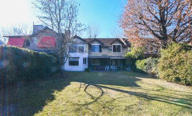 Casa de 4 dormitorios en venta parrillero galería jardín Fisherton