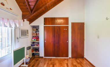 Casa de 4 dormitorios en venta parrillero galería jardín Fisherton